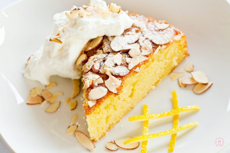 Cytrusowe ciasto na oliwie z kandyzowaną pomarańczą i kremem mascarpone.