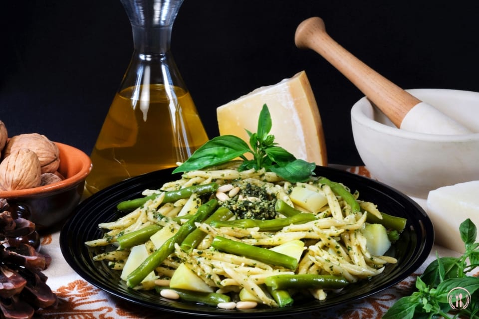 Burrata z pesto bazyliowym, pieczonymi pomidorami i pistacjami, skropiona oliwą z pierwszego tłoczenia.